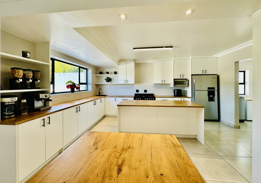 9 Bedroom Property for Sale in Westcliff Western Cape